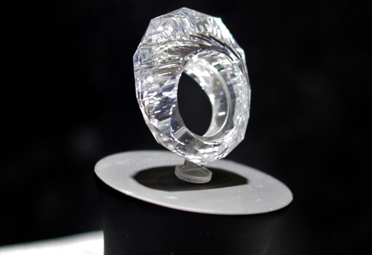 chiếc nhẫn kim cương